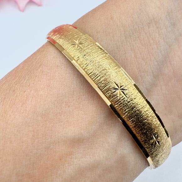 Vintage Monet Bangle Etched Starbursts Gold Tone Signed Diamond Cut Textured - Picture 8 of 12